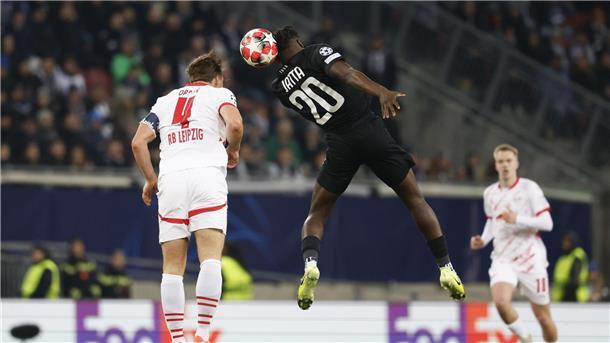 Leipzigs Willi Orban (l) in Aktion gegen Seedy Jatta von Sturm Graz.