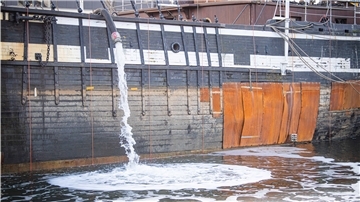 Leistungsstarke Pumpen halten die „Seute Deern“ über Wasser.