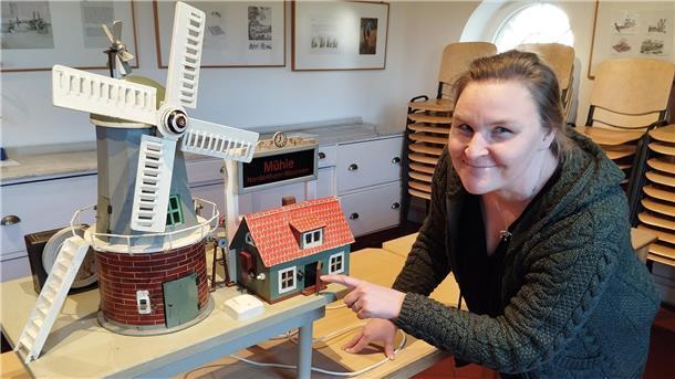 Geschenk ans Museum Moorseer Mühle: Welcher Nordenhamer hat das Modell gebaut? Gesche Neumann, Leiterin des Museums Moorseer Mühle, zeigt das Modell einer Dampfmühle, das ihrem Haus geschenkt worden ist.