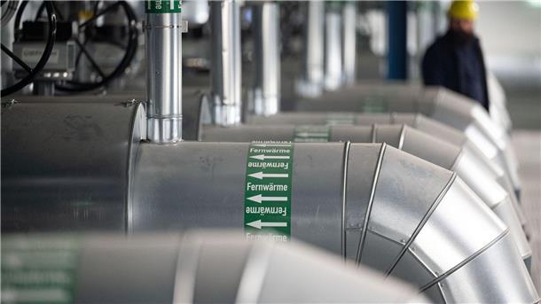 Leitungen sind in der Fernwärmeverteilerstation des Heizkraftwerk 3 Stuttgart-Gaisburg zu sehen