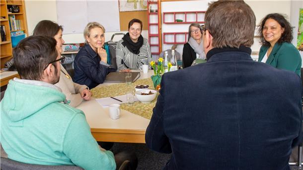 Lena Nzume (ganz rechts) hat den HLS-Kooperationsstandort Grundschule Meckelsen im Februar besucht. Dort ging sie mit Lebenshilfe-Geschäftsführer Volker Wahlers, den Schulleitungen von HLS und Grundschule sowie der Elternvertretung zum Thema Weiterentwicklung von Tagesbildungsstätten ins Gespräch.