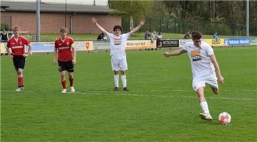Lenn Spremberg - hier beim Elfmeter gegen Eichede - erzielte beim 1:0-sieg in Osnabrück das Tor des Tages. Im Rückspiel will die Mannschaft von Trainer Olaf Lakämper auch wieder die Nase vorne haben.