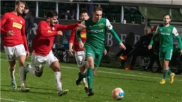Lennard Martens - am Ball - wird im Auswärtsspiel beim HSC Hannover ebenso wieder zur Verfügung stehen, wie Tim Marschollek. 