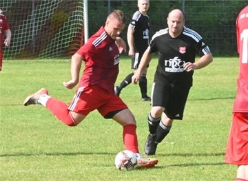 Lennart Busch (links) traf am Mittwoch für den TSV Oerel-Barchel zum 2:2 gegen Favorit FC Alfstedt/Ebersdorf und hatte kurz vor Schluss Pech mit einem Gestängetreffer.