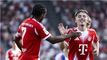 Lennart Karl (r) jubelt nach seinem wunderbaren Treffer aus der Distanz. Serge Gnabry (l) gratuliert dem Youngster.