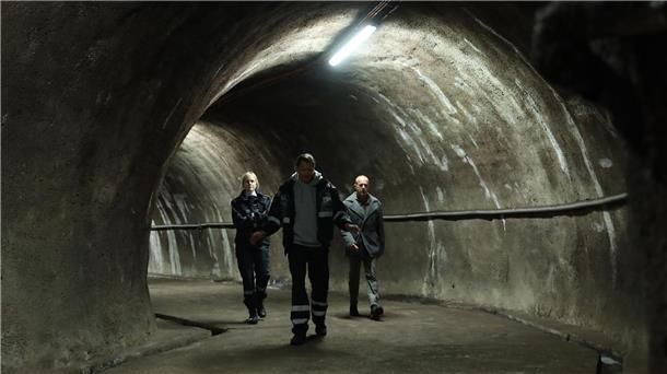 Lennart (Per Kjerstad) zeigt Max Grosz (Heino Ferch, r) und Polizistin Thea Koren (Ingrid Bolsø Berdal) den Svalbard-Saatguttresor.
