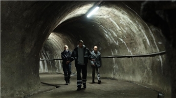 Lennart (Per Kjerstad) zeigt Max Grosz (Heino Ferch, r) und Polizistin Thea Koren (Ingrid Bolsø Berdal) den Svalbard-Saatguttresor.