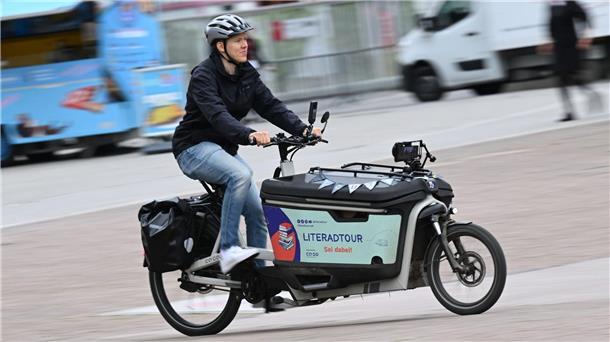 Der Buchbotschafter mit dem Lastenrad Lennart Schaefer saß fast 11.000 Kilometer im Sattel.