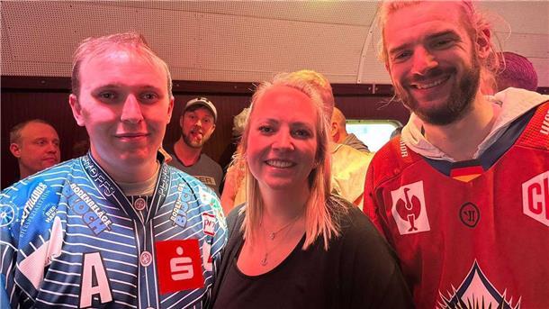 Pinguins-Fans on Tour: Per Sonderzug nach Mannheim - Her mit den Punkten (Update 28) Lenni, Mareike und Nico im Partywaggon.