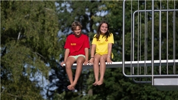Leo und Marlene haben ein kleines Kind gerettet.