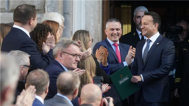 Wechsel in Irland: Leo Varadkar ist neuer irischer Premier Leo Varadkar (r), neu gewählter Premierminister von Irland, verlässt das Leinster House in Dublin.
