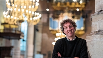 Das Foto zeigt Leon Berben in einer Kirche. 