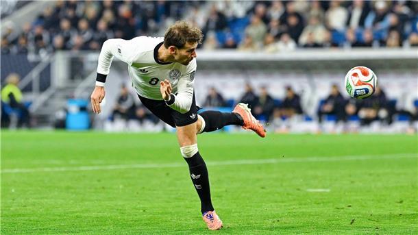 Leon Goretzka artistisch in Aktion.