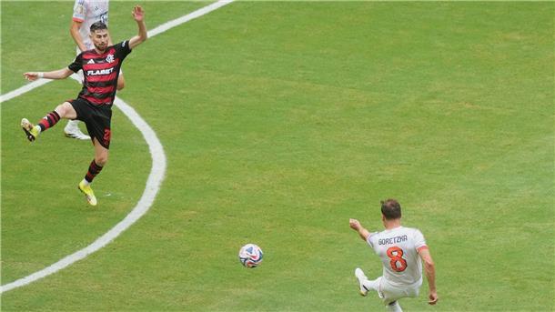 Leon Goretzka zieht präzise aus der Distanz ab und trifft zum 3:1 für die Bayern.