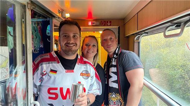 Pinguins-Fans on Tour: Per Sonderzug nach Mannheim - Her mit den Punkten (Update 28) Leon und Mareike haben Mark im Zug getroffen. Die Drei können die Ankunft in Mannheim kaum erwarten, vermissen allerdings ihren Kumpel Philipp, der die Fahrt aus beruflichen Gründen nicht antreten konnte. Liebe Grüße an die Küste, Philipp!