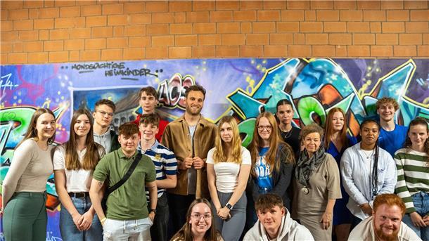 Bei Jauch Million gewonnen: Leon Windscheid ist jetzt ZDF-Moderator Leon Windscheid im Gespräch mit den Teilnehmerinnen und Teilnehmern seines Experiments zum Thema "Männlichkeit" an einer Schule.