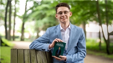 Leonard Geßner erreicht mit seinem Youtube-Kanal viel Reichweite: Der 15-jährige Bremer reist nach Berlin, um dort Politiker zu interviewen.
