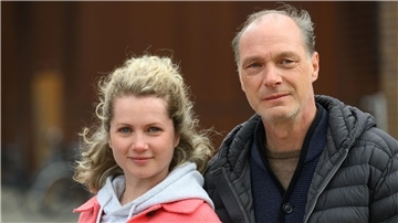 Leonie Winkler (Cornelia Gröschel) und Peter Michael Schnabel (Martin Brambach) ermitteln nach dem Abschied der Kollegin Karin Gorniak (Karin Hanczewski) im Dresdner Tatort „Siebenschläfer“ alleine.