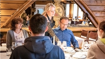 Lernen für die Prüfung: Anna Hissenkemper serviert ihrem Chef Kenneth Natusch-van Kesteren die Suppe. Auch Buchhalterin Susanne Wolny und (von hinten) die Azubis Daniels Dobrotvorskis und Celine Spohler essen mit.