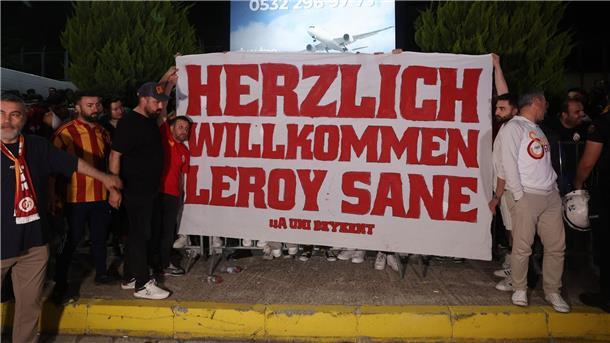 Leroy Sané ist in Istanbul begeistert empfangen worden.