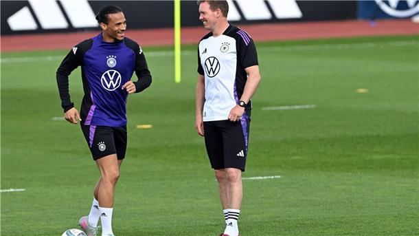 Sané nicht sauer: Nagelsmann „sehr offen und ehrlich“ Leroy Sane und Bundestrainer Julian Nagelsmann.