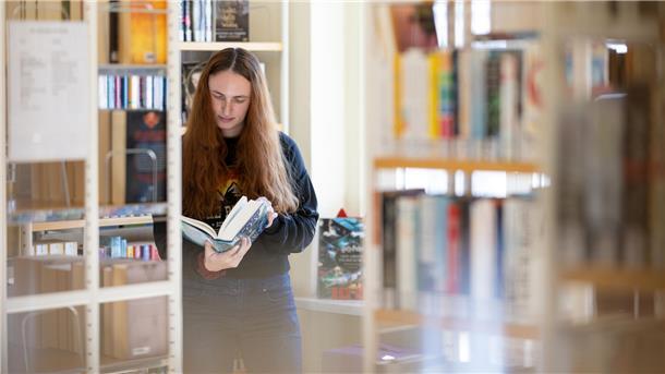 Keine Hürde mehr für Jugendliche vor der Zevener Bibliothek Lesen bildet. Daher sollen die Hürden für Jugendliche, sich ein Buch in der Zevener Samtgemeindebibliothek auszuleihen, entfernt werden.