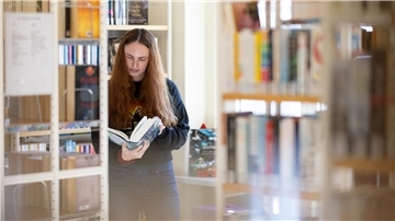 Lesen bildet. Daher sollen die Hürden für Jugendliche, sich ein Buch in der Zevener Samtgemeindebibliothek auszuleihen, entfernt werden.
