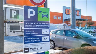 Schilder erklären die Parkregelung bei Obi.