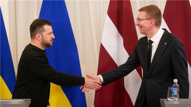 Lettland wird der Ukraine weitere Militärhilfe für den Abwehrkampf gegen Russland leisten. Bei seinem Besuch will der ukrainische Präsident Wolodymyr Selenskyj (l) seinem lettischen Amtskollegen Edgars Rinkevics für die „kompromisslose Unterstützung der Ukraine“.
