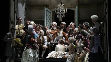 Das Chaos im Gasthaus steuert dem Höhepunkt aller Irrungen und Verwirrungen um Liebe, Lust und Laster entgegen: Der Rosenkavalier", opulente Oper von Richard Strauss, feiert am Stadttheater Bremerhaven mit traumhafter Inszenierung, Ausstattung und musikalischer Grandezza einen Riesenerfolg. 