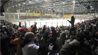 Letztes Spiel der Fischtown Pinguins im alten Eisstadion gegen Freiburger Wölfe. Danach wurde die „Fischdose“ abgerissen.