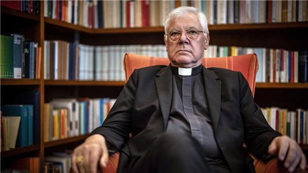 „Letztlich ist es so, dass der Papst im Kreis seiner Freunde ein Abschlussdokument nach eigenem Gusto rausgibt. Und das ist durchaus fragwürdig“, sagt der deutsche Kardinal Gerhard Ludwig Müller.
