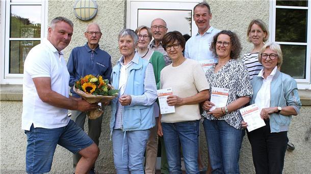 Letztmalig gab es das Deutsche Sportabzeichen für die Absolventen aus der Hand von Bärbel Berding. Stützpunktleiter Michael Butt dankt dem Zevener sportlichen Urgestein mit einem Sonnenblumenstrauß.