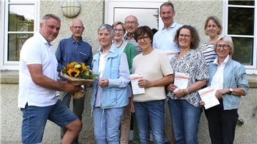 Letztmalig gab es das Deutsche Sportabzeichen für die Absolventen aus der Hand von Bärbel Berding. Stützpunktleiter Michael Butt dankt dem Zevener sportlichen Urgestein mit einem Sonnenblumenstrauß.