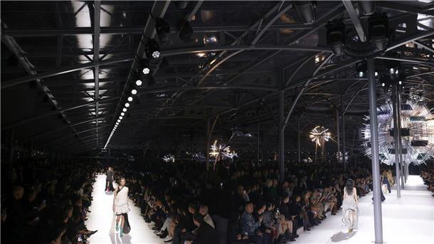 Nicolas Ghesquière feiert zehn Jahre bei Louis Vuitton Leuchtende Metallsatelliten gehören zur Kulisse.