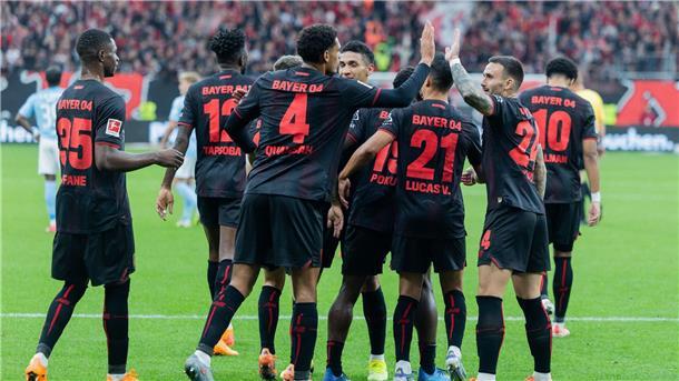 Leverkusen jubelt über den Treffer zum 1:0. 
