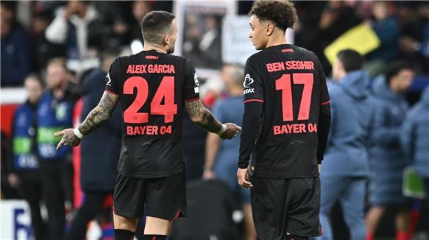 Bilder des Tages Leverkusens Aleix Garcia (l) und Leverkusens Eliesse Ben Seghir reagieren nach dem Spiel gegen Paris Saint-Germain.