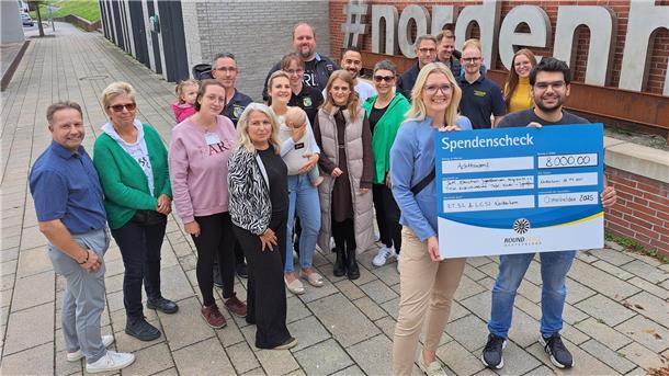 Bild von Lia Glevitzky, Vizepräsidentin des Ladies‘ Circle 52 Nordenham, und Lukas Kloppenburg, Präsident des Round Table 52 Nordenham, mit einem symbolischen Spendenscheck und Vertretern von acht Vereinen aus der Region