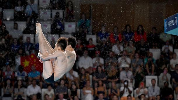 Lian Junjie und Yang Hao holen Gold im Turm-Synchronspringen.