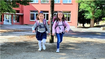 Liana (links) und Alissa feiern am Freitag eine ungewöhnliche Einschulung. Aber für die Freundinnen scheint das Leben mit Corona bereits zur Normalität geworden zu sein.