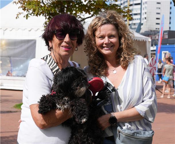 Ein Hoch auf euch! Das sind die Besucher der Maritimen Tage in Bremerhaven (Fotos) Lianne Brunner (links) und Petra Janssen mit Hund Basti. Die beiden sind aus Sievern und Debstedt nach Bremerhaven gekommen, um auf den Maritimen Tagen den Nachmittag zu genießen.