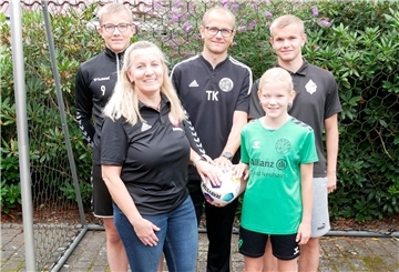 Lias, Vater Thorsten, Jaron, Mutter Kerstin und Hilla. Es bedarf guter Organisation, um alle gleichzeitig auf das Bild zu bekommen. Einer hat eigentlich immer Training.
