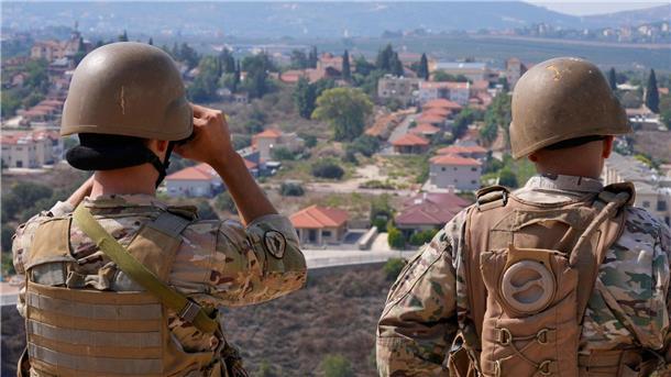 Vergeltung mit Raketen: Hisbollah feuert auf Israel Libanesische Soldaten blicken an der Landesgrenze Richtung Israel. Israels Armee hat mit Kampfhubschraubern Ziele im Libanon angegriffen.