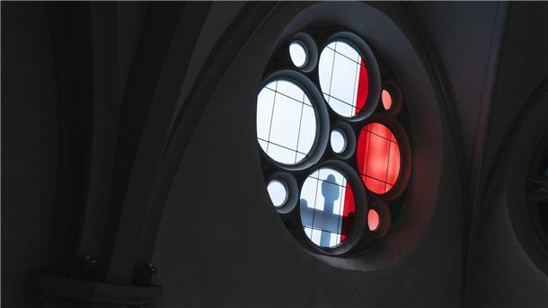Zahl der Kirchenaustritte in 2023 teilweise rückläufig Licht wirft den Schatten eines Kreuzes durch ein Kirchenfenster.