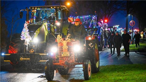 Lichterfahrt mit dutzenden Traktoren: In Bokel startete der Konvoi am Buswendeplatz. 