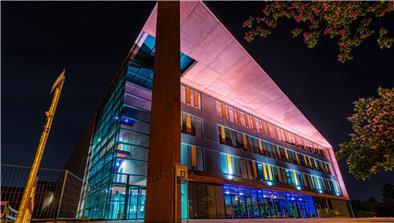 Lichtspiel: Das Biologicum der Goethe-Universität Frankfurt am Campus Riedberg