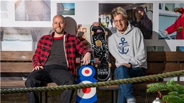 Lieber auf Skateboards als im Auto haben sie Bremerhaven und vor allem ihre Geestemünder Emmaus-Gemeinde und ihr Grünhöfer Quartier erkundet und auf ihre ungewöhnliche, sportive Art manche Herzen erobert: Christopher Schlicht (links) und Maximilian Bode (rechts) gehen, beziehungsweise rollen, ab 2024 auf getrennten Wegen. Bode bleibt in der Petruskirche, Schlicht wechselt nach Hannover.