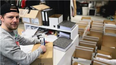 Lieber berät er Kunden persönlich, aber nun packt Tim Grundmann Pakete. 50 bis 100 Bestellungen kommen momentan täglich über Zalando rein.