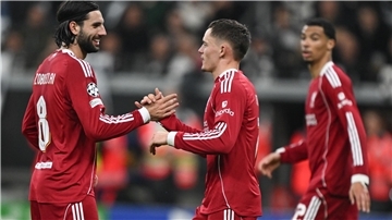 Lieferte beim 5:1 gegen Frankfurt unter anderem einen Assist für Dominik Szoboszlai (l): Liverpools Florian Wirtz (r).
