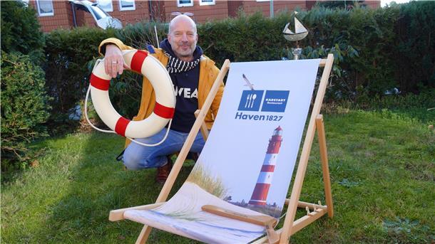 Bremer will Karstadt-Andenken in Ehren halten Liegestühle, Rettungsring und Kleiderbügel – zum Abschied hat Karstadt-Sammler Holger-Philipp Bergt viele Andenken aus Bremerhaven mitnehmen können.